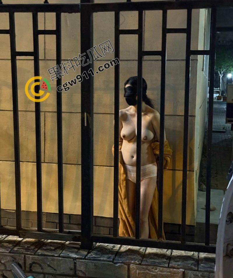 上海交通大学眼镜妹【胡丽敏】户外各种极限露出,翘臀巨乳 粉嫩肥穴被爆操,淫水狂流不止-13