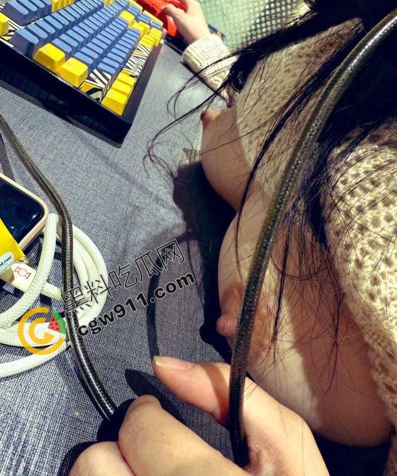 上海交通大学眼镜妹【胡丽敏】户外各种极限露出,翘臀巨乳 粉嫩肥穴被爆操,淫水狂流不止-26