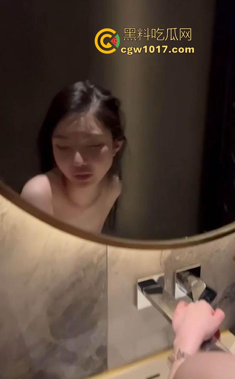 土豪大哥KTV包厢厕所猛操极品骚逼,大哥还贴心的拍下视频分享,哭喊别发视频,还是被瓜友怒爆让兄弟饱眼福!-3