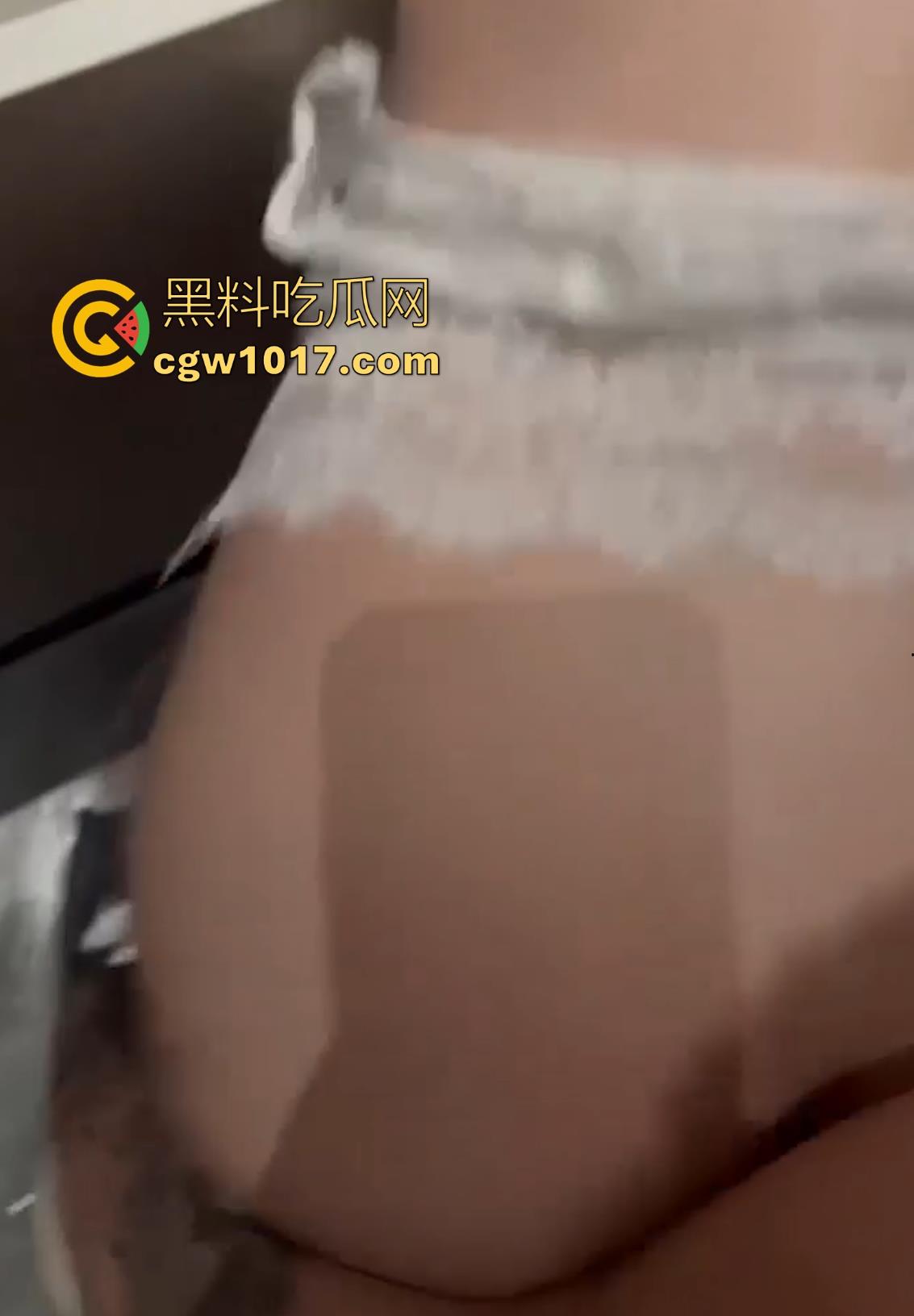 土豪大哥KTV包厢厕所猛操极品骚逼,大哥还贴心的拍下视频分享,哭喊别发视频,还是被瓜友怒爆让兄弟饱眼福!-5