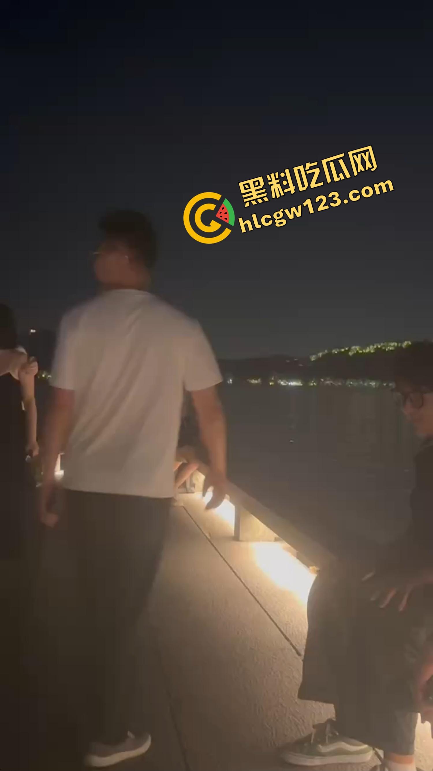 520武汉江边吊带一解开就吸奶,骚女当众喂奶开品,全程不遮羞,坐着就能当场操!-1