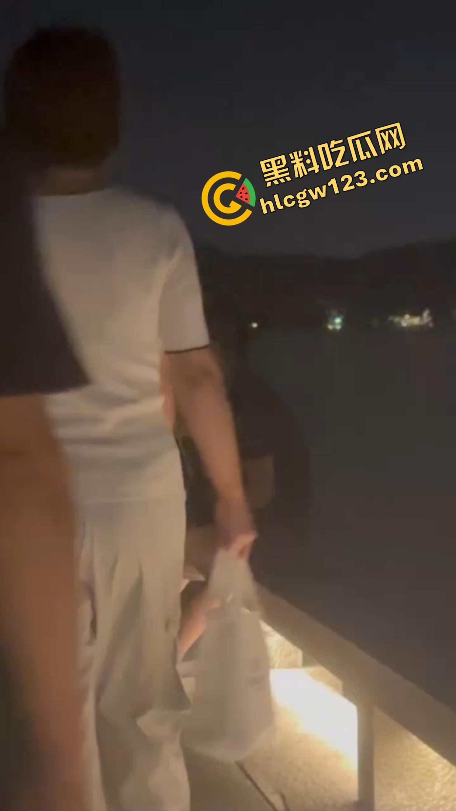 520武汉江边吊带一解开就吸奶,骚女当众喂奶开品,全程不遮羞,坐着就能当场操!-2