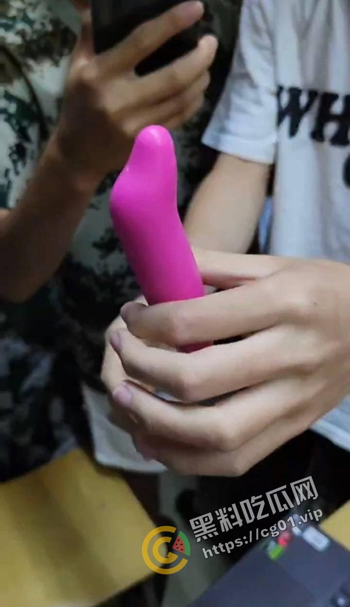 原女大学生宿舍改成男寝 遗留下海量电动玩具 到底是宿舍还是鸡窝？-10