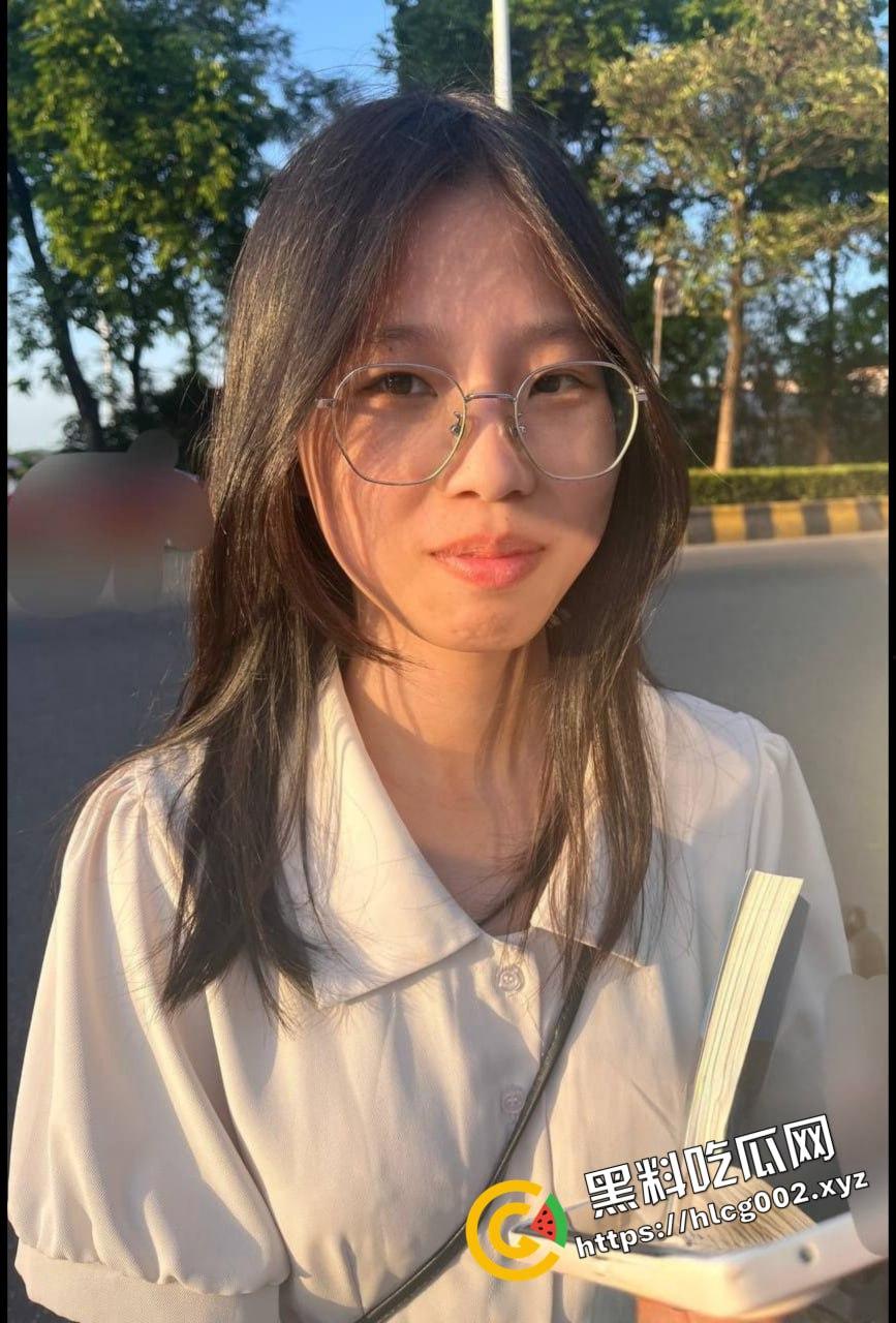 成都音乐学院反差婊曾玲被金主调教成小母狗!制服黑丝足交无套内射 跪地喝尿!-1