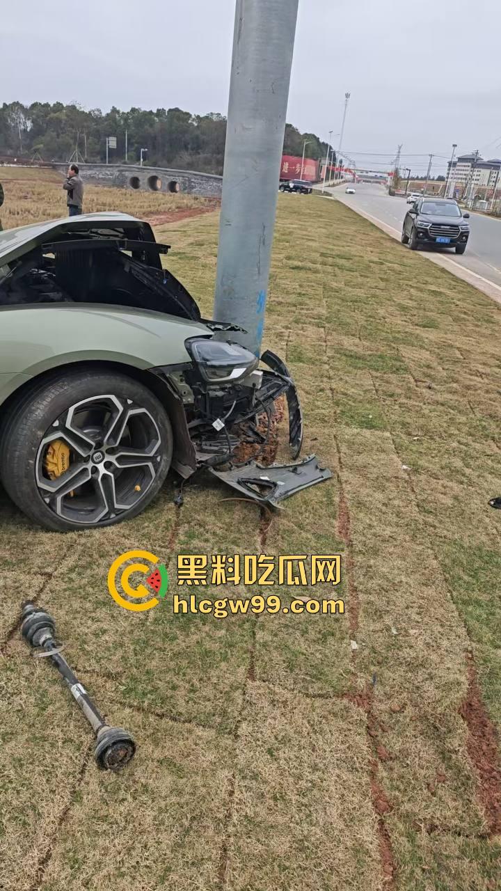 三轮车大爷溜车,撞上小米SU7,最后只赔了200!车主认栽还是精算过?这车祸到底亏不亏?-7