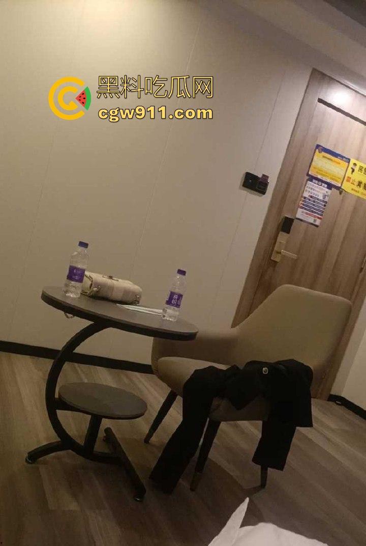 深圳宝华驾校教练【钟振】遇骚逼女学员,忽悠开房后竟被操上瘾,为了偷情一直故意考不过,快把教练榨干了!-8