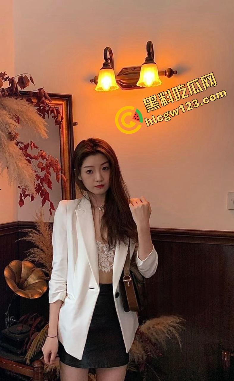 安徽淮南极品女大学生护士系【林冉然】遭金主大量泄密，撅着肥臀被金主各种姿势啪啪 真是骚极了！-2