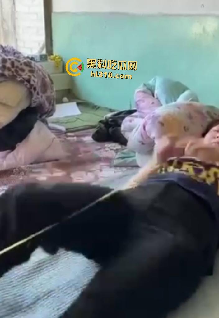 大爷大妈挑战虐逼游戏!大爷用超长皮筋狂蹦大妈骚逼,十下高潮迭起,差点就把裤子浸湿了!-1