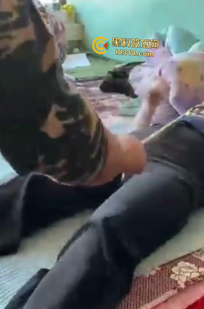 大爷大妈挑战虐逼游戏!大爷用超长皮筋狂蹦大妈骚逼,十下高潮迭起,差点就把裤子浸湿了!-3