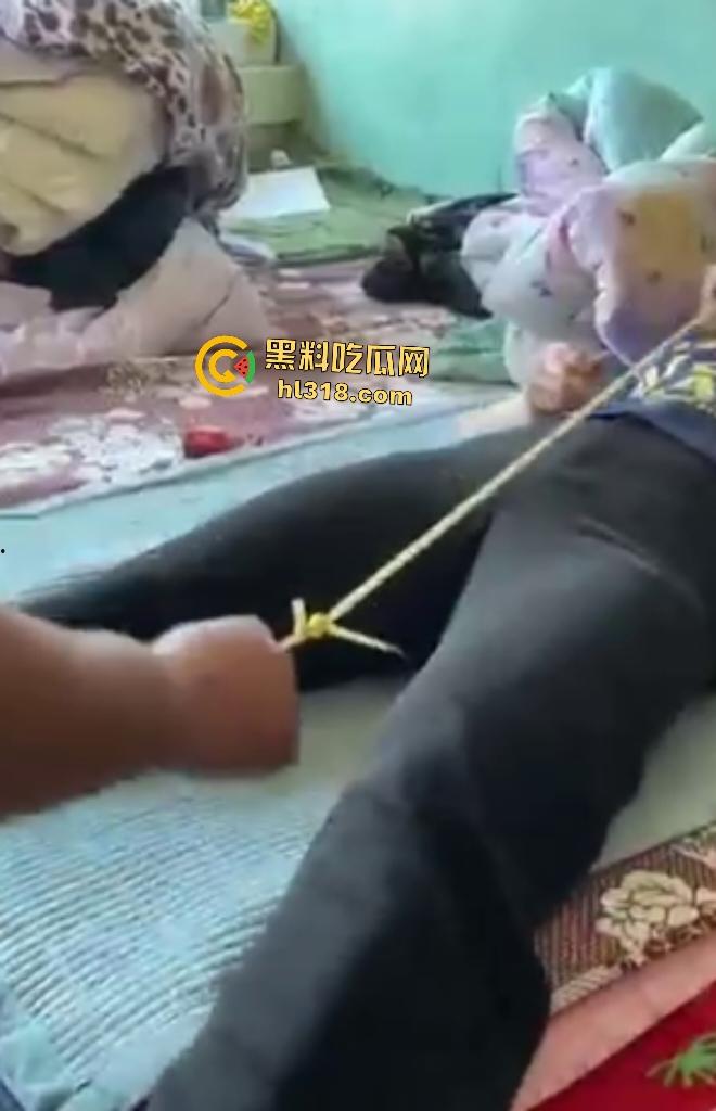 大爷大妈挑战虐逼游戏!大爷用超长皮筋狂蹦大妈骚逼,十下高潮迭起,差点就把裤子浸湿了!-4