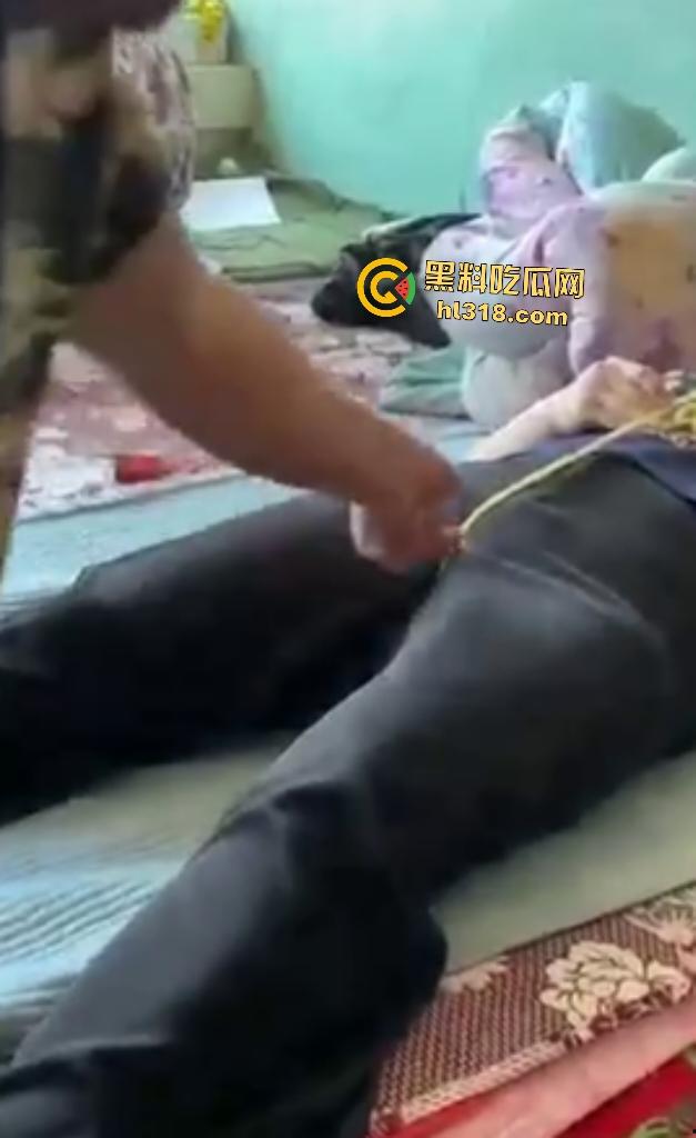 大爷大妈挑战虐逼游戏!大爷用超长皮筋狂蹦大妈骚逼,十下高潮迭起,差点就把裤子浸湿了!-7