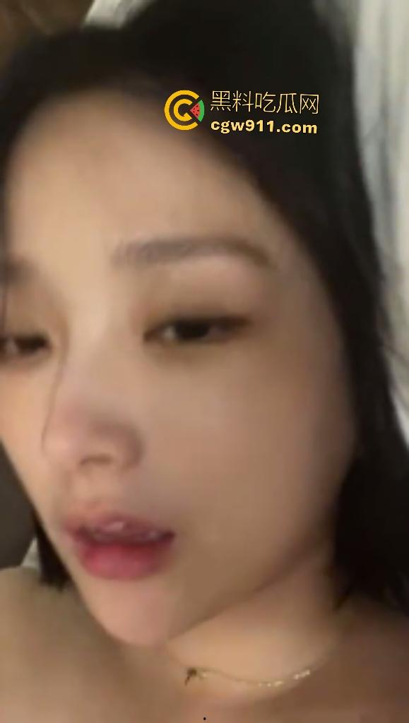 你的心动女神被金主爸爸当贱货,酒店视频自慰发骚舔鸡巴,腿直并拢被压操到高潮,眼神让人鸡巴膨胀!-1