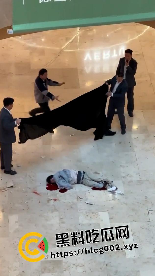 南京德基跳楼现场未打码视频!七楼跳下 头碎爆浆 年纪轻轻想不开呢-2