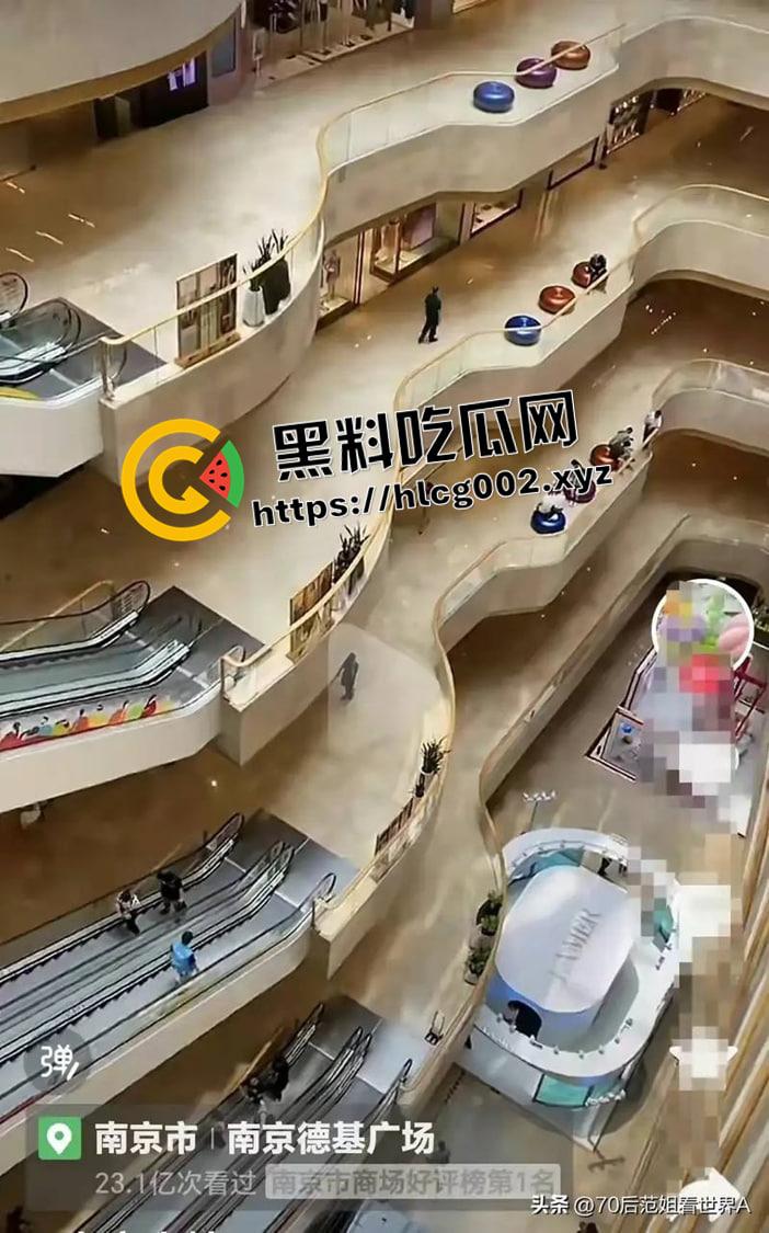 南京德基跳楼现场未打码视频!七楼跳下 头碎爆浆 年纪轻轻想不开呢-5