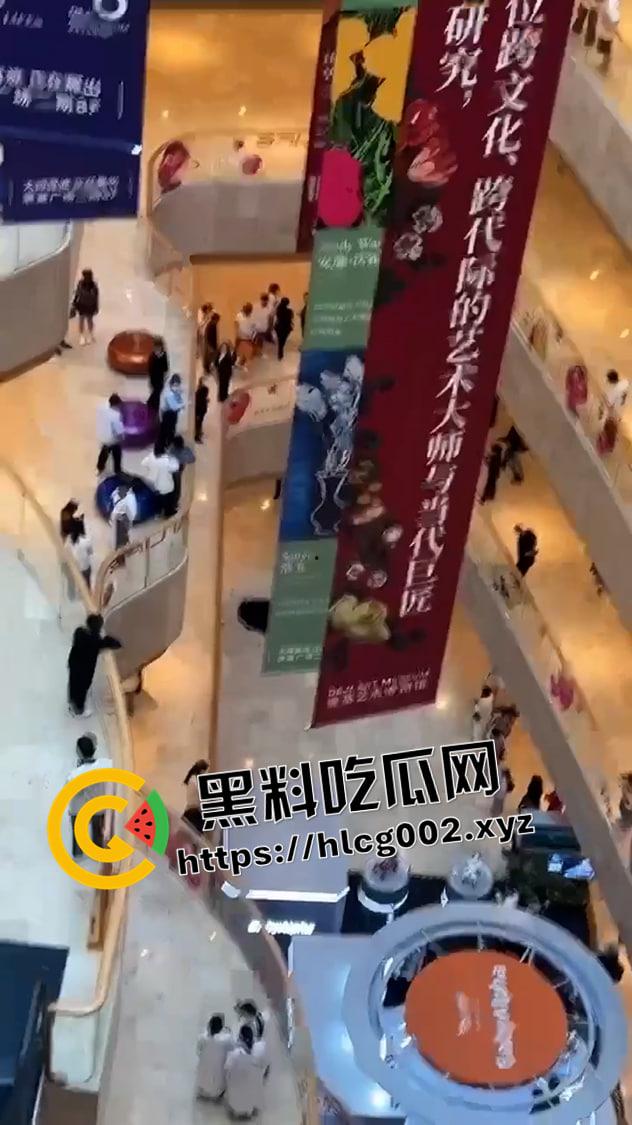 南京德基跳楼现场未打码视频!七楼跳下 头碎爆浆 年纪轻轻想不开呢-6