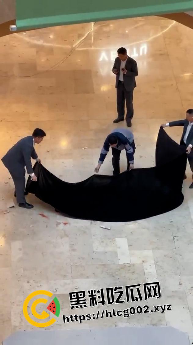 南京德基跳楼现场未打码视频!七楼跳下 头碎爆浆 年纪轻轻想不开呢-7
