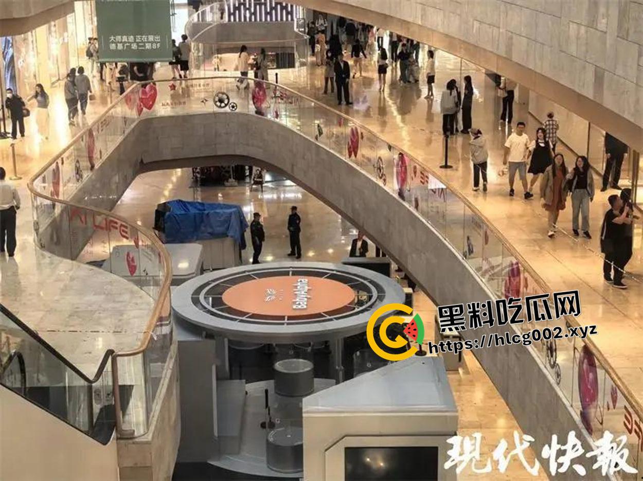 南京德基跳楼现场未打码视频!七楼跳下 头碎爆浆 年纪轻轻想不开呢-8