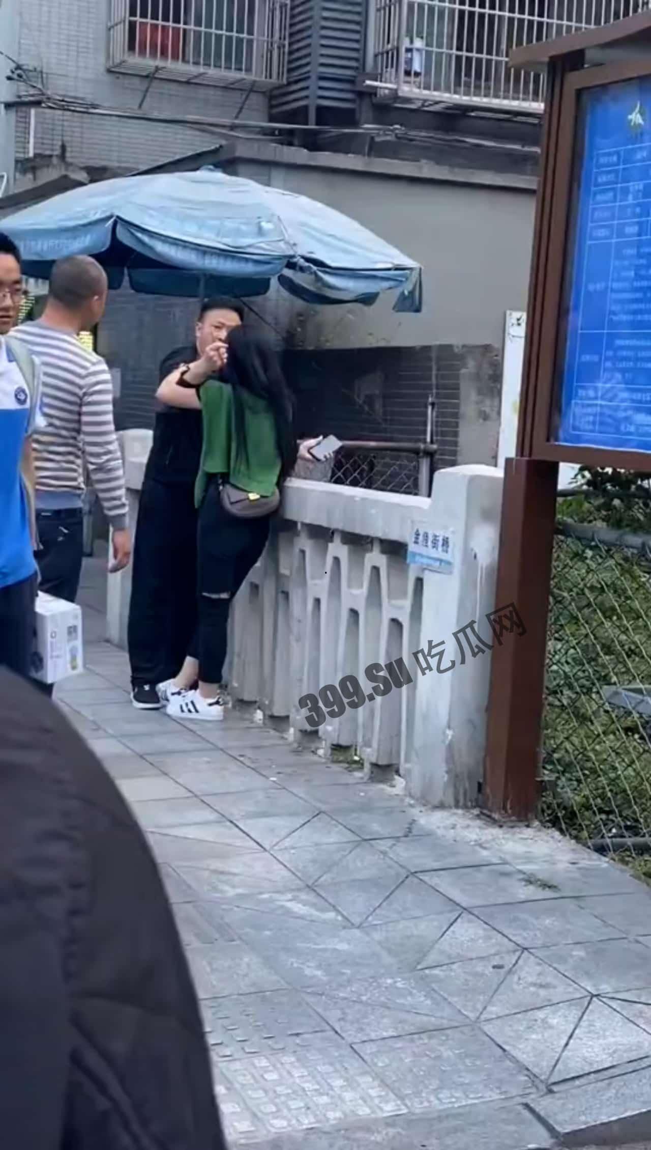 成都，这位帅哥刷了十几万给 #女主播。 终于把女主播约出来了，男子手持剪刀非常激动了 对白清楚-1