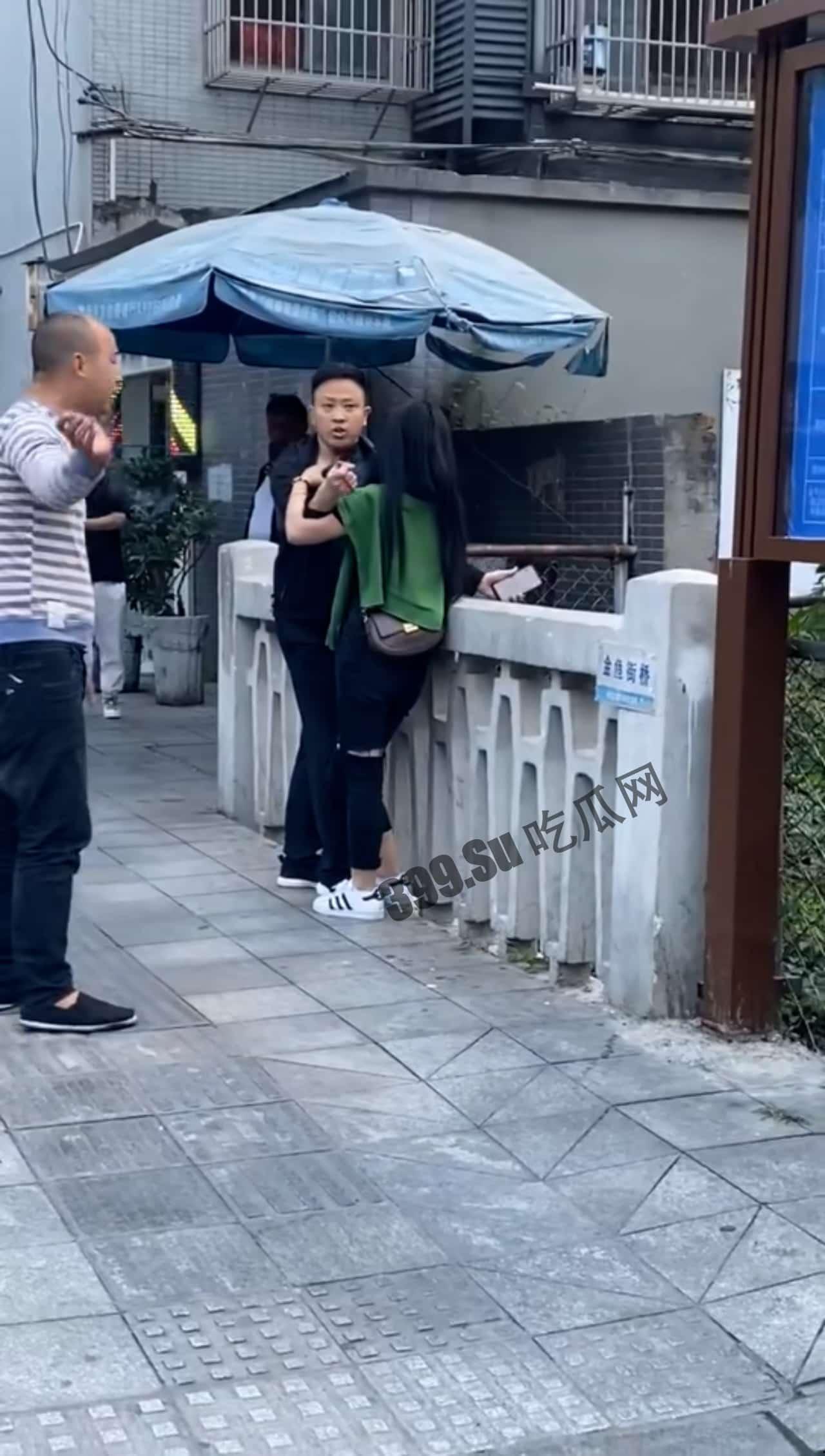 成都，这位帅哥刷了十几万给 #女主播。 终于把女主播约出来了，男子手持剪刀非常激动了 对白清楚-2