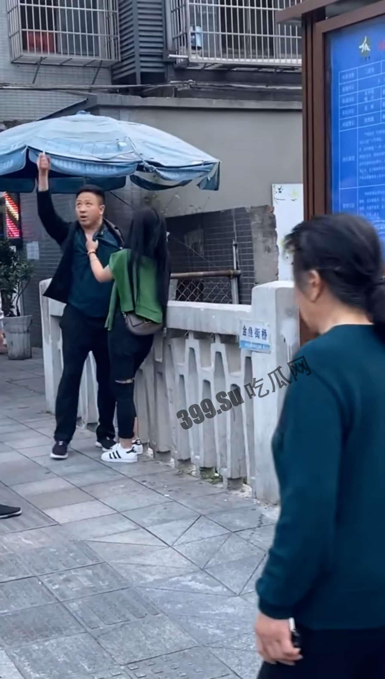 成都，这位帅哥刷了十几万给 #女主播。 终于把女主播约出来了，男子手持剪刀非常激动了 对白清楚-3