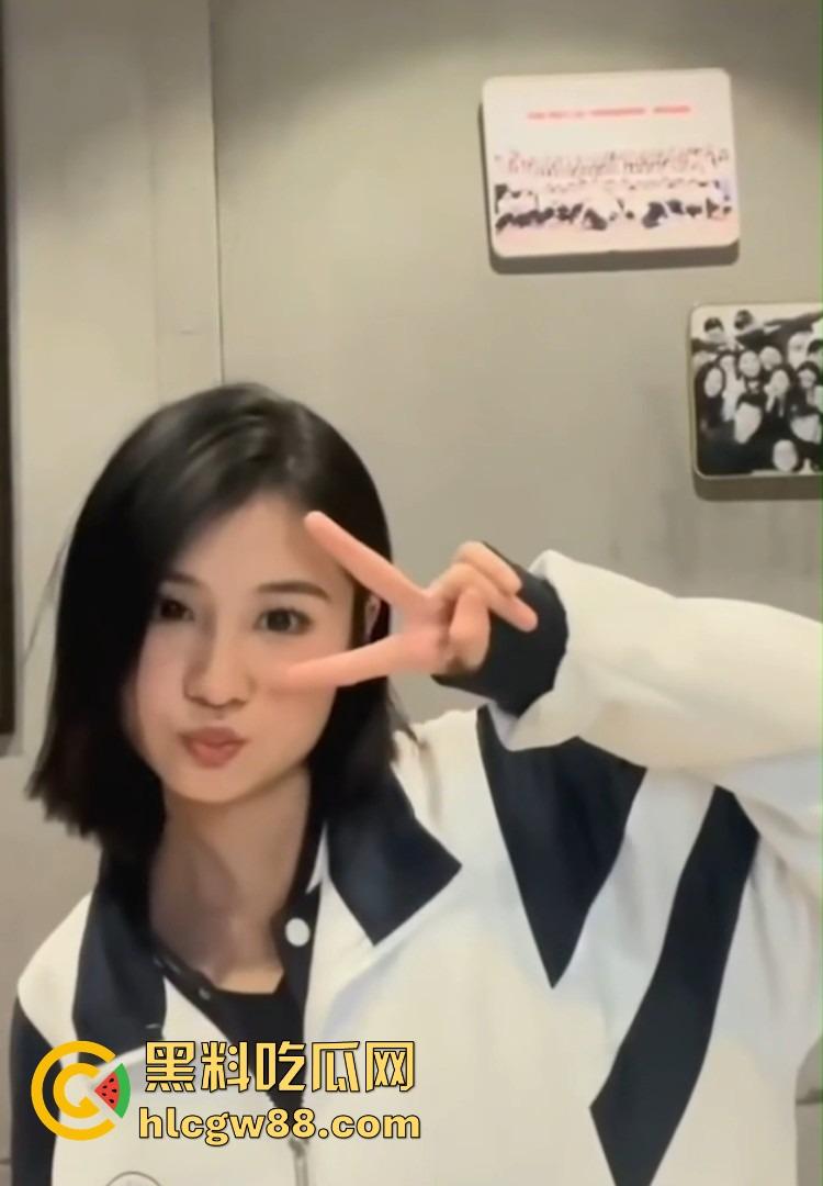 课堂上是学霸,床上是母狗!湖南短发大学生【郭奕函】被约炮大神玩坏任人爆操,被干到高潮连连!-8