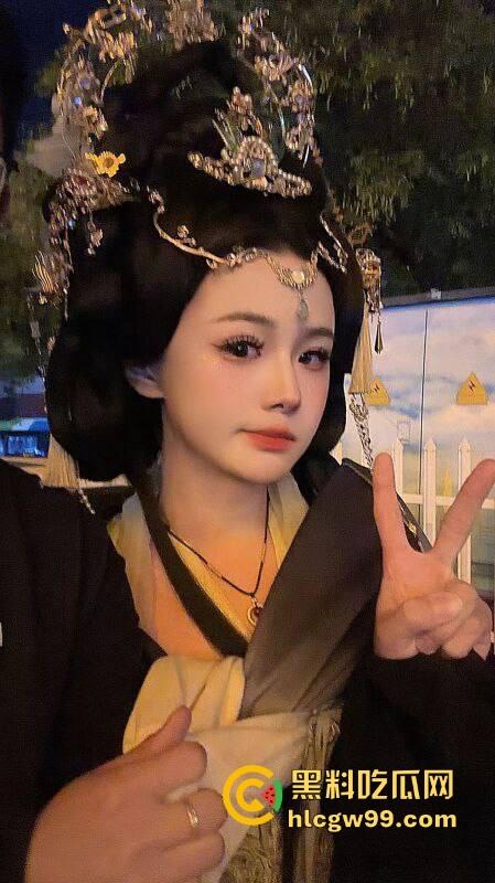 逆天老哥面基大屌萝莉,边爆菊边手淫,一夜大战酣畅淋漓,润滑油整整用了一瓶全见底,这画面太狠了!-10