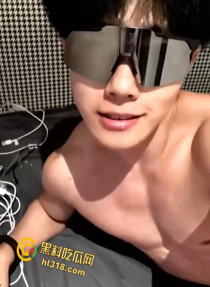 抖音肌肉猛男网红【友哥】,富婆定制撸管视频曝光,面对镜头带上标志性的墨镜,开始激情撸管 !-6