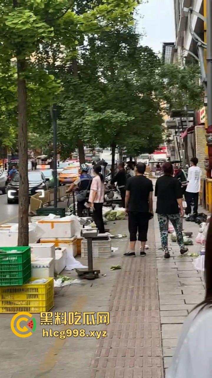 打架一时爽 脑袋嗡嗡响 河南郑州两泼社会青年暴力群殴 现场怎么还混入骚逼了?-2