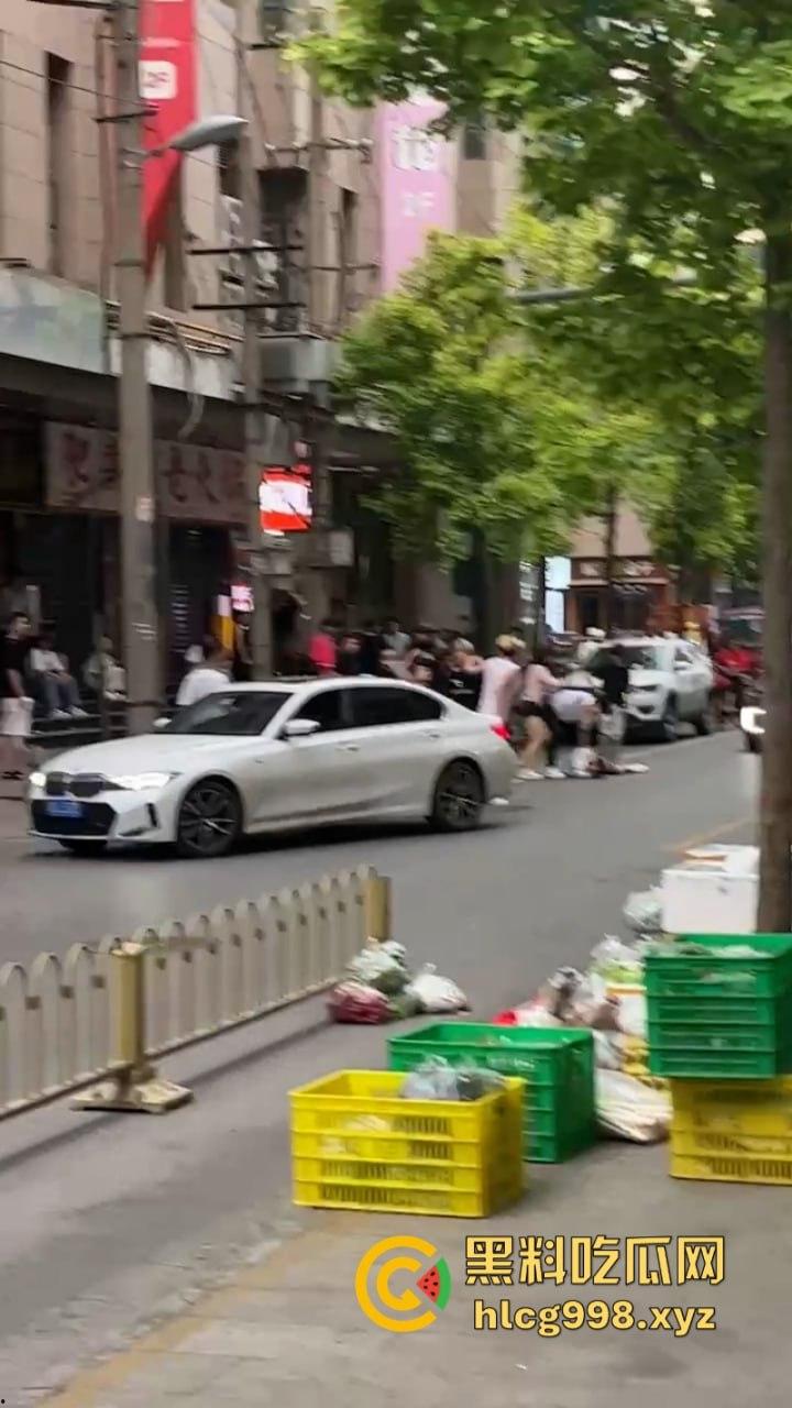 打架一时爽 脑袋嗡嗡响 河南郑州两泼社会青年暴力群殴 现场怎么还混入骚逼了?-3