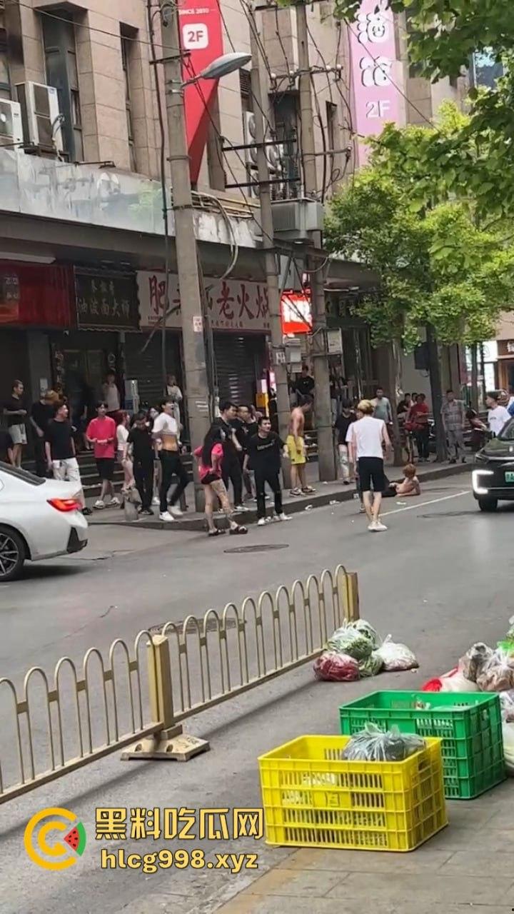 打架一时爽 脑袋嗡嗡响 河南郑州两泼社会青年暴力群殴 现场怎么还混入骚逼了?-4