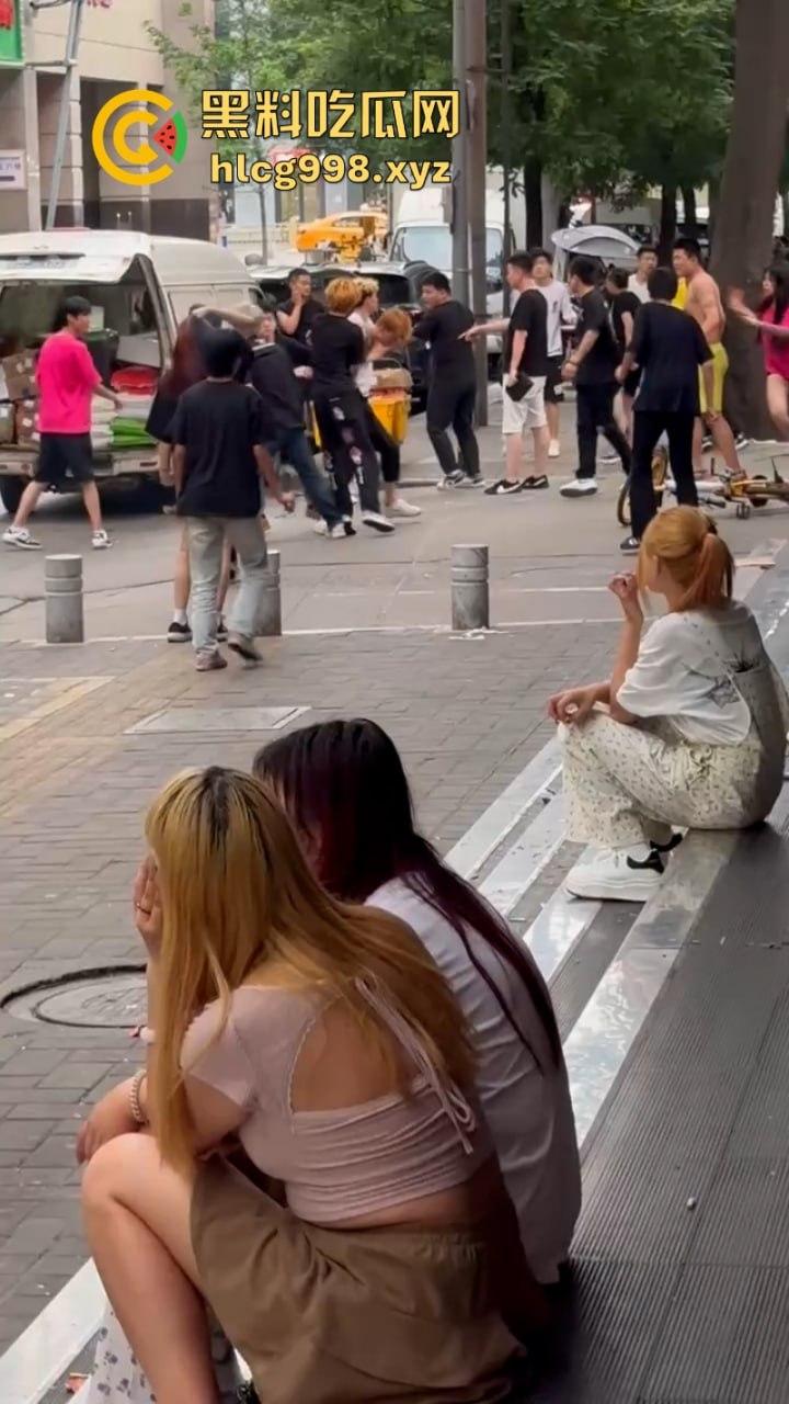 打架一时爽 脑袋嗡嗡响 河南郑州两泼社会青年暴力群殴 现场怎么还混入骚逼了?-5
