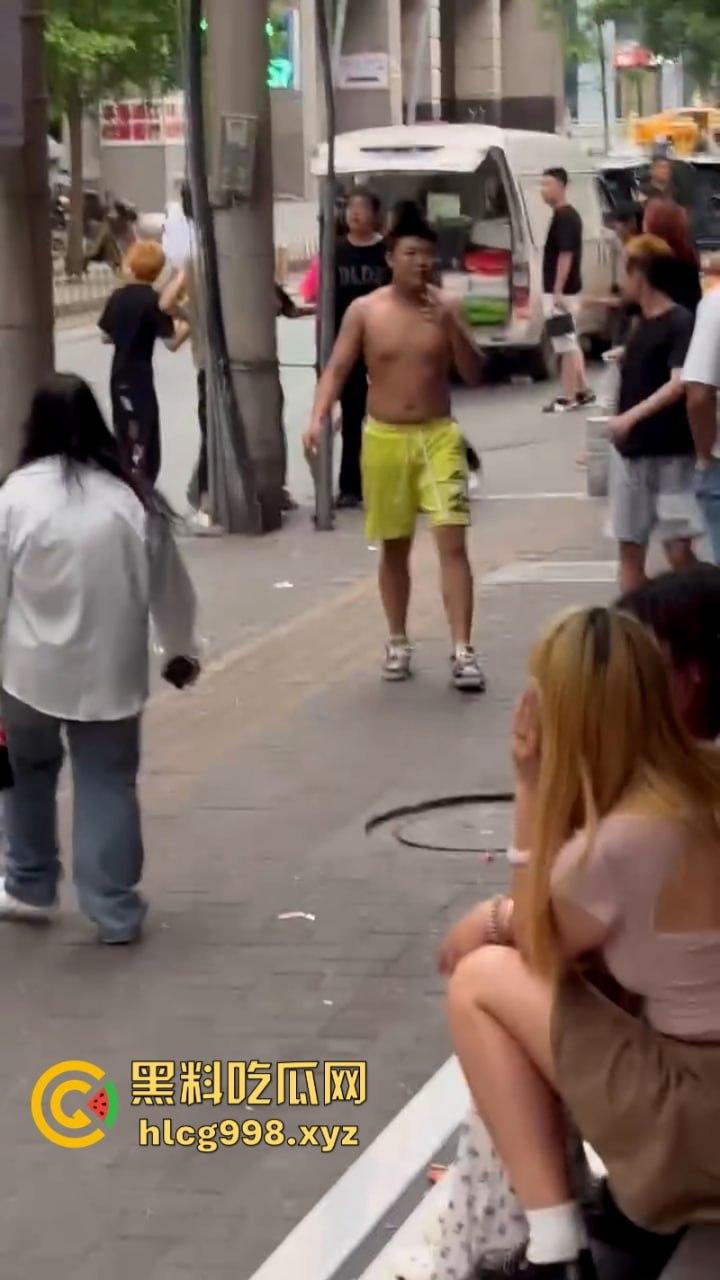 打架一时爽 脑袋嗡嗡响 河南郑州两泼社会青年暴力群殴 现场怎么还混入骚逼了?-6