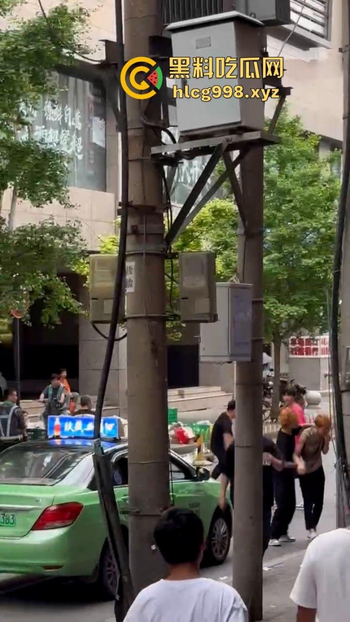 打架一时爽 脑袋嗡嗡响 河南郑州两泼社会青年暴力群殴 现场怎么还混入骚逼了?-7