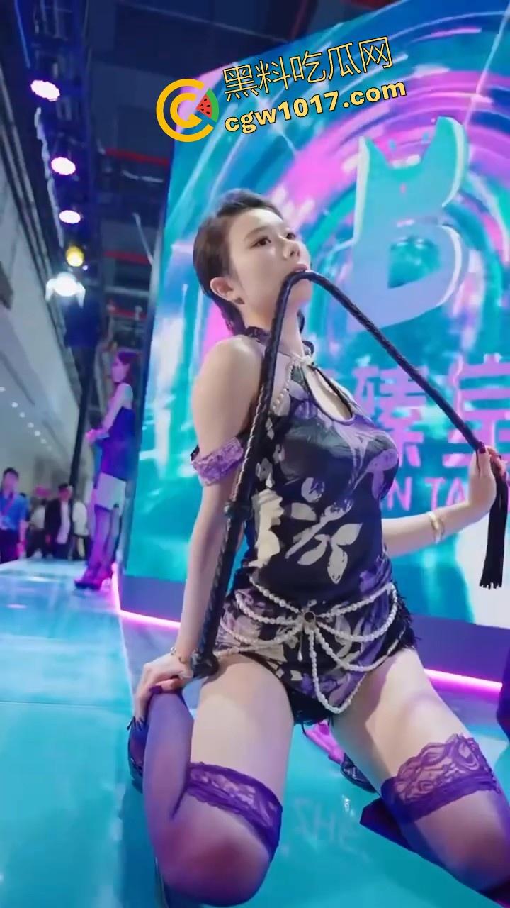 近期刷爆网络的广州成人展来啦！各种刑具成人用品花样多多，极品模特上演情趣诱惑，真是宅男的梦想啊！-4