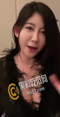 抖音网红反差骚货 李雅 在商场楼道跪舔粉丝 口交镜前后入啪啪射肥臀 姐姐真是太宠粉啦!-3