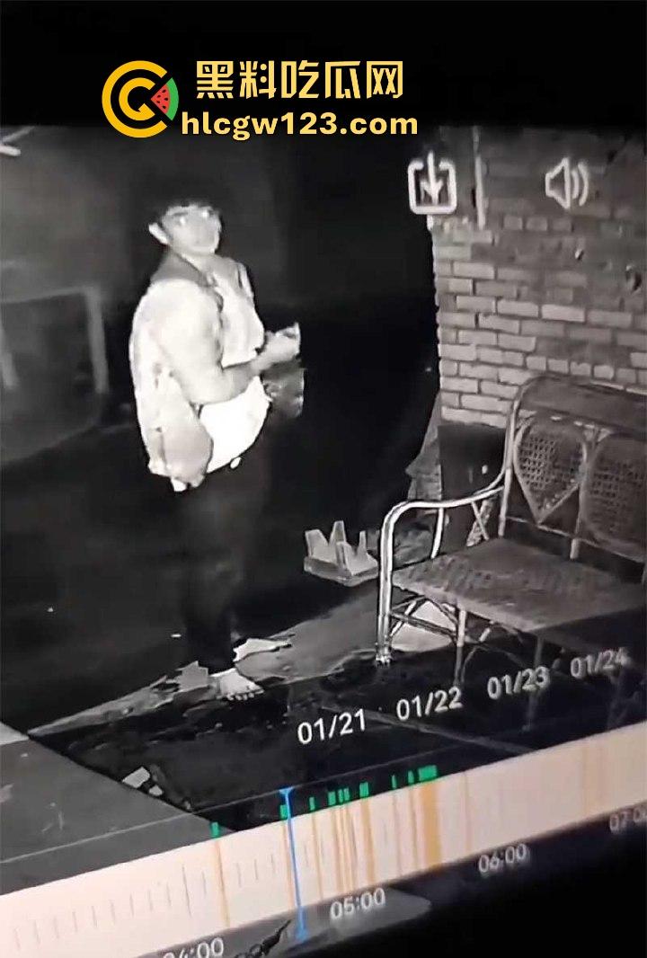 恐怖真实鬼上身 监控拍下可怕全过程 口撕活鸡只喝血吃鸡头 全身抽搐痉挛 最后找法师驱邪!-2