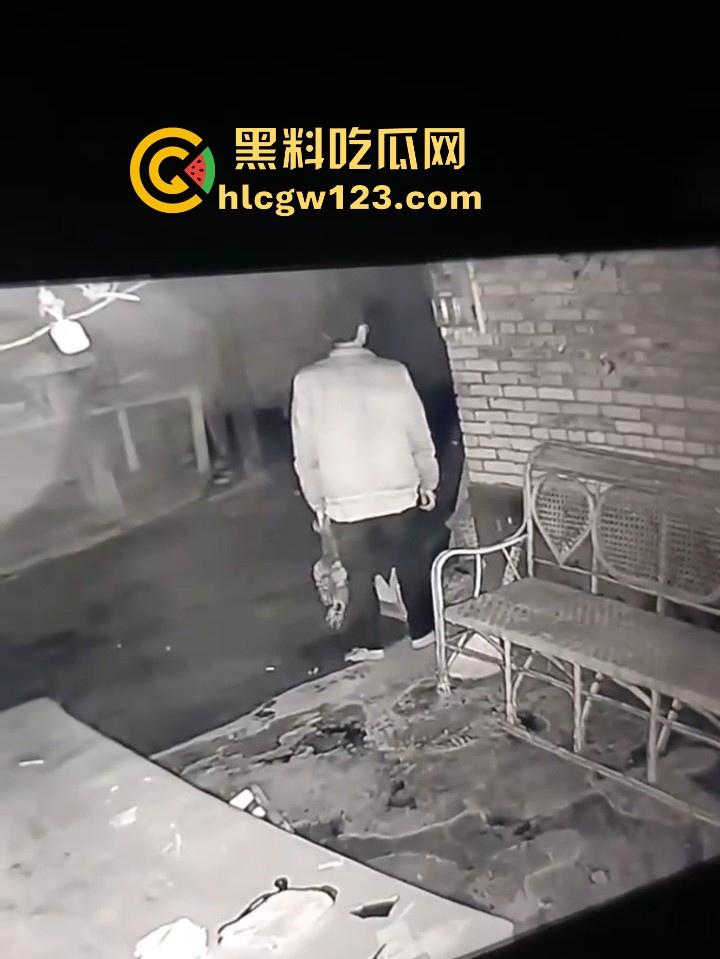 恐怖真实鬼上身 监控拍下可怕全过程 口撕活鸡只喝血吃鸡头 全身抽搐痉挛 最后找法师驱邪!-4