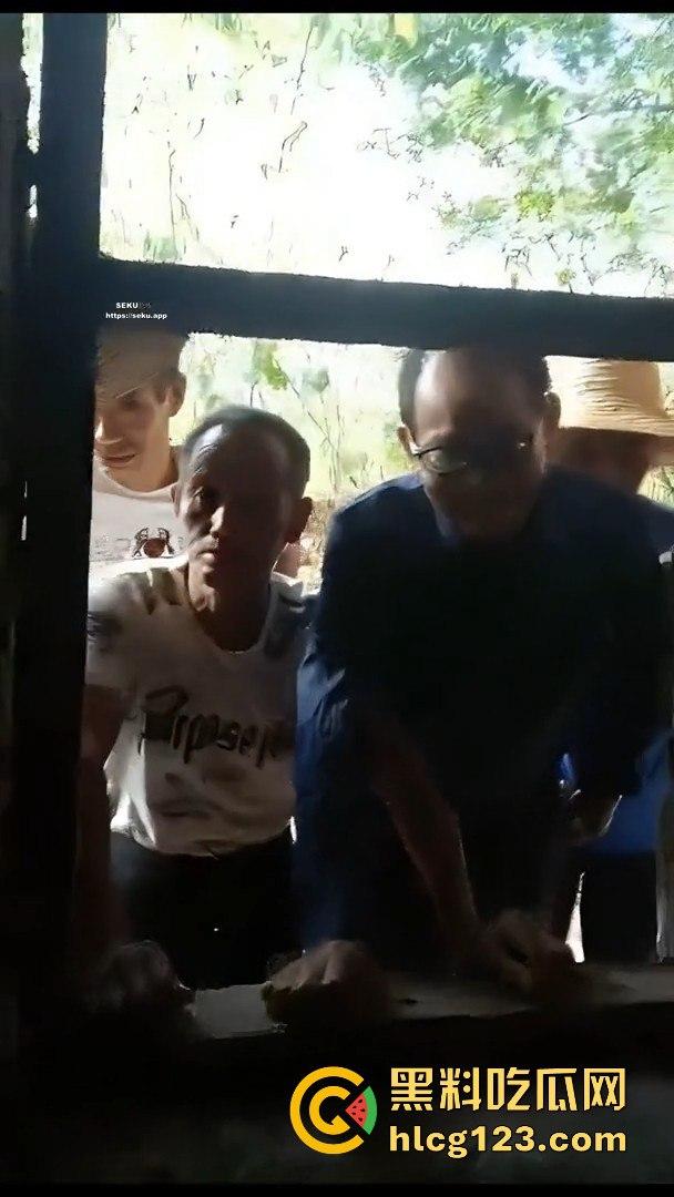 村里来了个黑人,大爷们竟然让痴呆女去陪操!破屋里全程直播,跟看真人重口味A片一样!-4