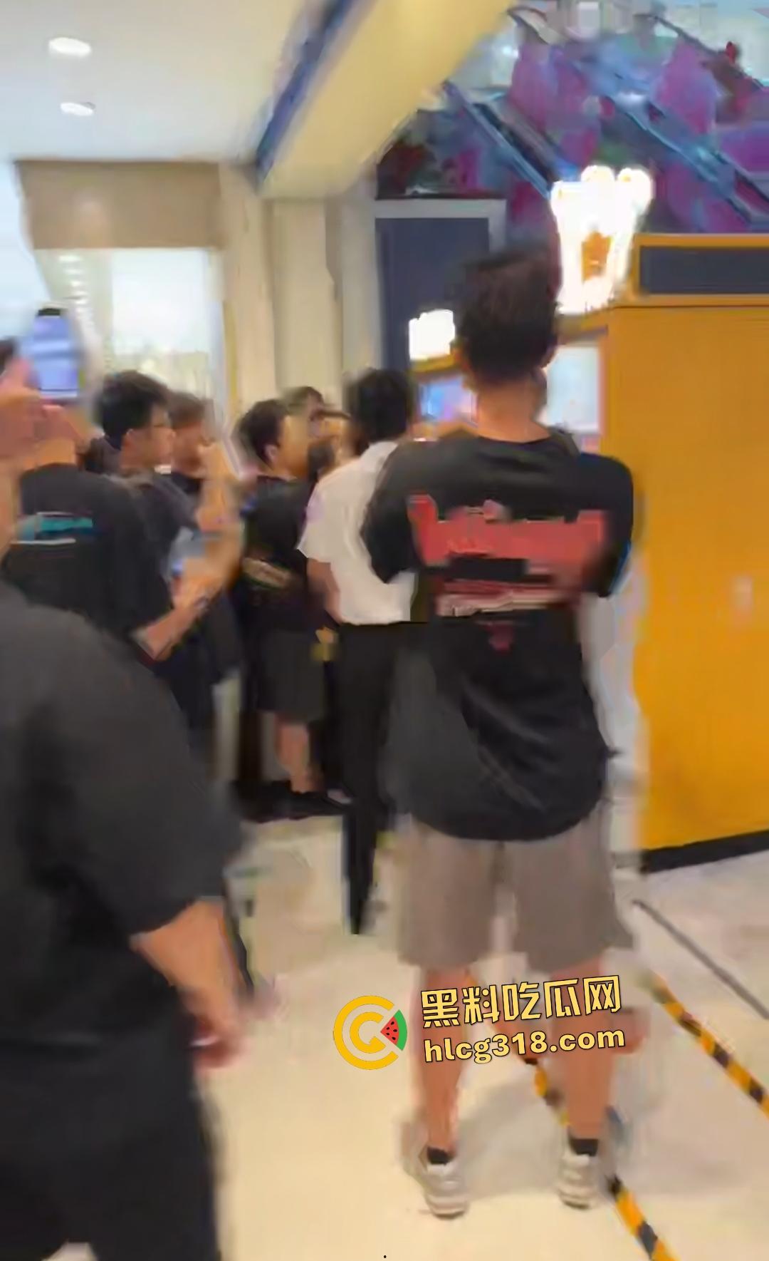 泡泡玛特抢购变脑残大乱斗！粉丝为盲盒挥拳打架，贩卖机前血拼火还有人拿锤子直接开箱！-5