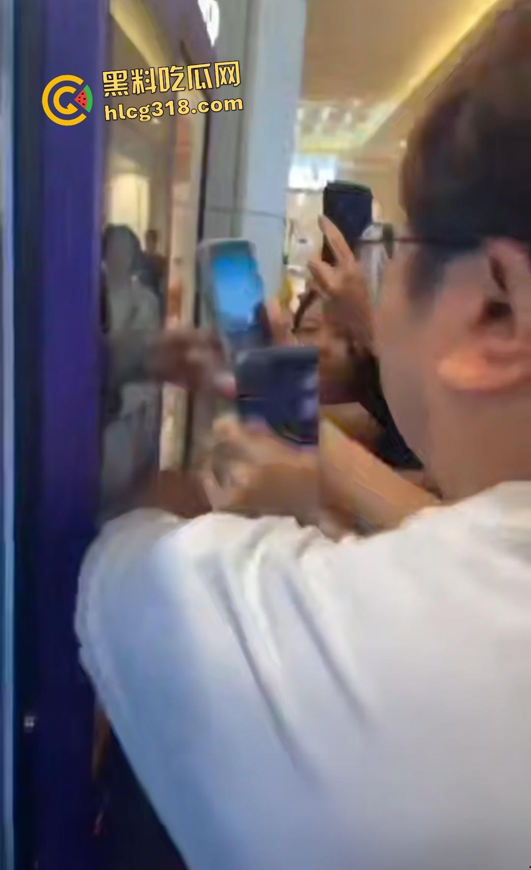 泡泡玛特抢购变脑残大乱斗！粉丝为盲盒挥拳打架，贩卖机前血拼火还有人拿锤子直接开箱！-6