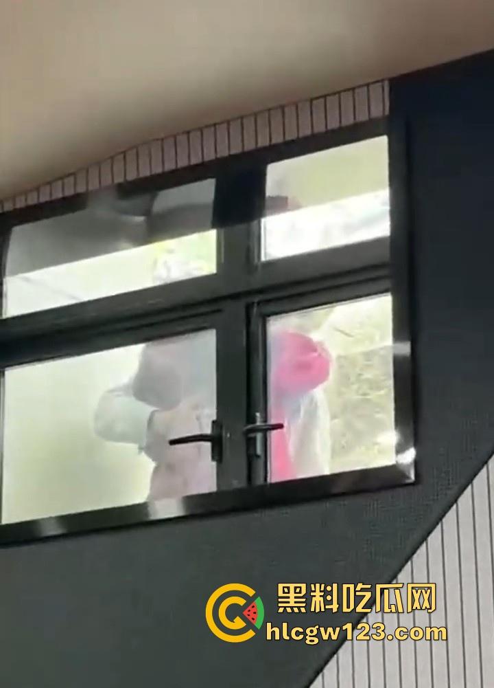 长沙师范大学学生情侣激情乱搞 别人在上大课 俩人就在窗户外乱搞 直接来现场直播 你让老师情何以堪啊!-4