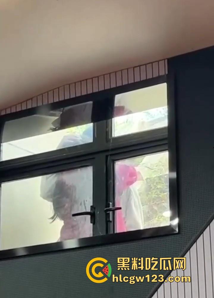 长沙师范大学学生情侣激情乱搞 别人在上大课 俩人就在窗户外乱搞 直接来现场直播 你让老师情何以堪啊!-5