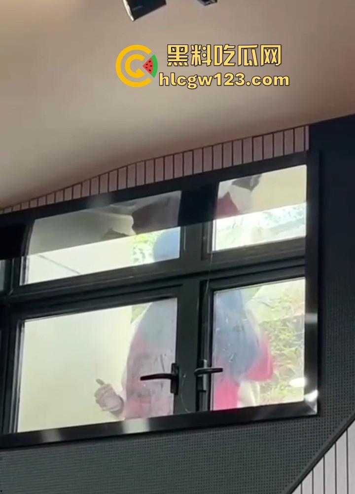 长沙师范大学学生情侣激情乱搞 别人在上大课 俩人就在窗户外乱搞 直接来现场直播 你让老师情何以堪啊!-6