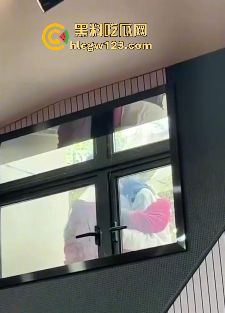 长沙师范大学学生情侣激情乱搞 别人在上大课 俩人就在窗户外乱搞 直接来现场直播 你让老师情何以堪啊!-7