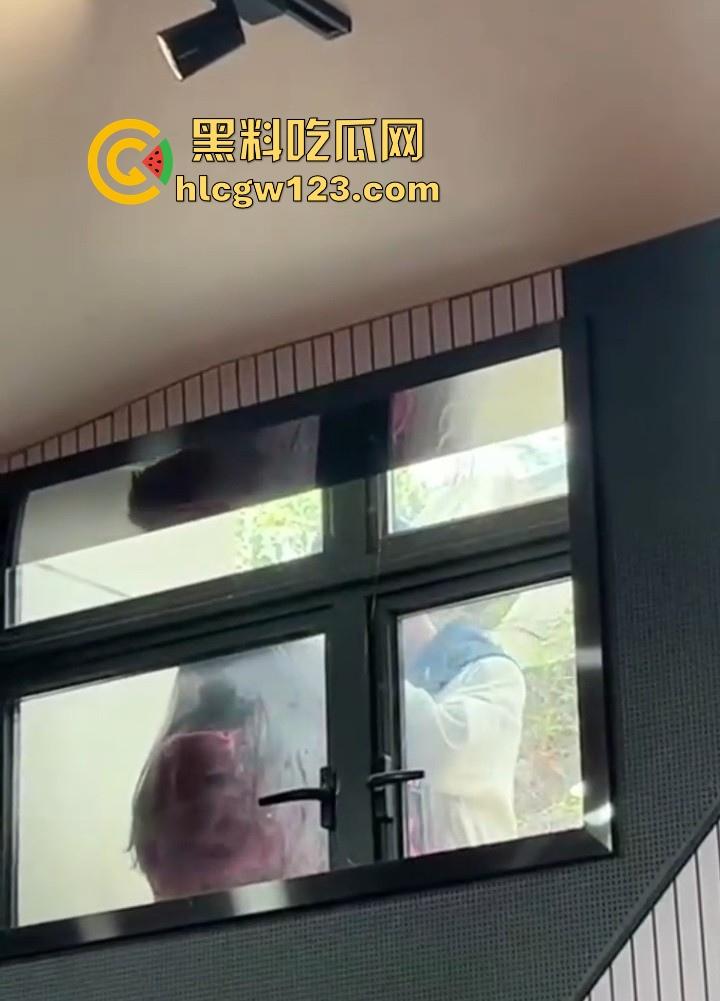 长沙师范大学学生情侣激情乱搞 别人在上大课 俩人就在窗户外乱搞 直接来现场直播 你让老师情何以堪啊!-8