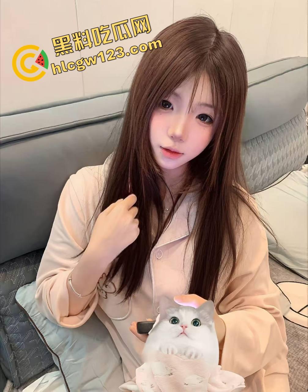 客车活春宫?情侣当众激情上演,男友全程抠到逼啪啪啪,水流不止纸巾都擦不干,乘客捂眼捂耳都不够!-3