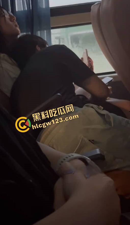 客车活春宫?情侣当众激情上演,男友全程抠到逼啪啪啪,水流不止纸巾都擦不干,乘客捂眼捂耳都不够!-7