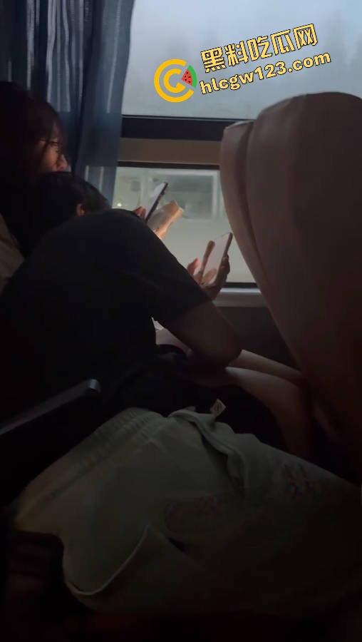 客车活春宫?情侣当众激情上演,男友全程抠到逼啪啪啪,水流不止纸巾都擦不干,乘客捂眼捂耳都不够!-8