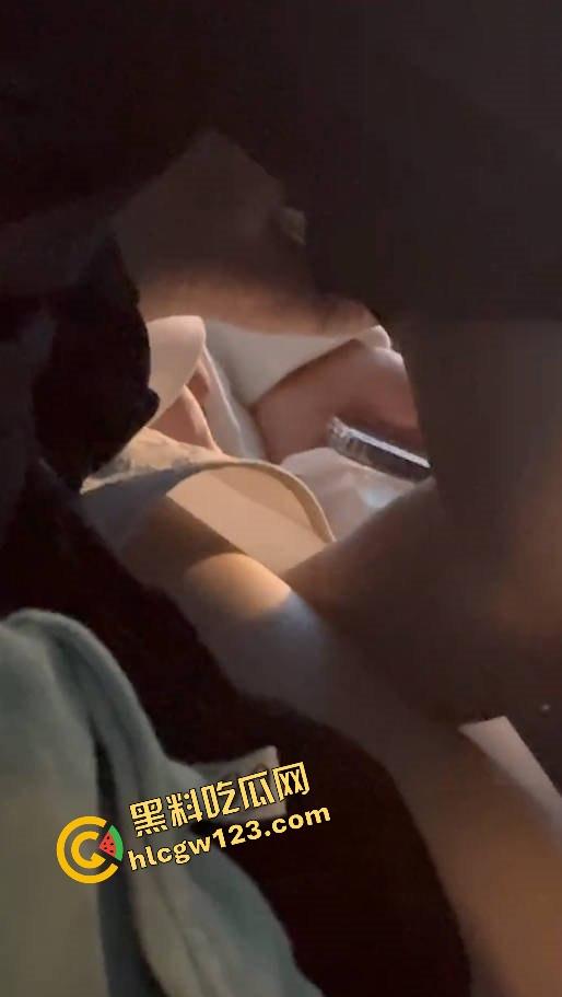 客车活春宫?情侣当众激情上演,男友全程抠到逼啪啪啪,水流不止纸巾都擦不干,乘客捂眼捂耳都不够!-9