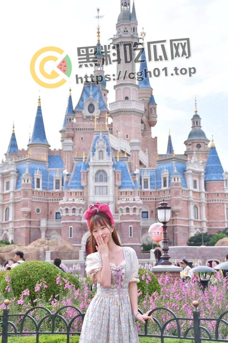 浦东新区公交车【吴梦如】为了去迪士尼和老板玩SM 带着口器被操到窒息 最后还要被颜射 真的值当的吗-1